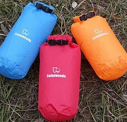 Moins de 3 euros le sac étanche 8 litres port inclus (idéal pour camping, canoé…)