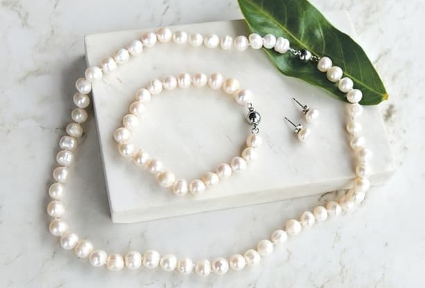 Parure en perles d’eau douce à moins de 11€ port inclus (collier + bracelet + boucles d’oreilles)