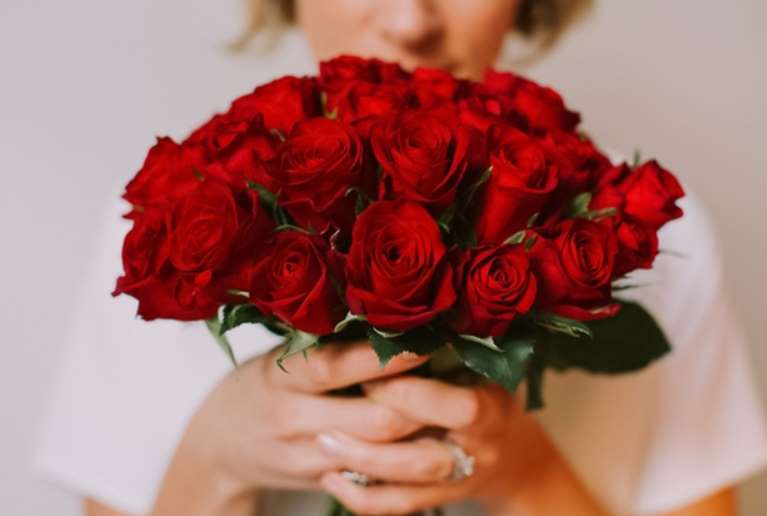 Spécial St Valentin : 25 roses pour 29,90€ au lieu de quasi le double (ou  35,90€ 25 roses + bougie)