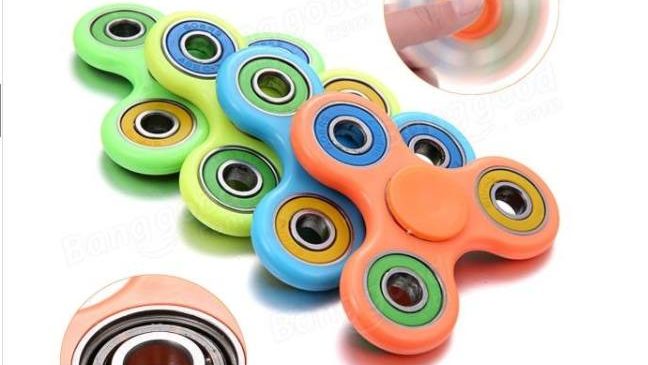 1,66€ le Hand spinner multi couleur 
