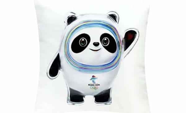 coussin avec le panda bing dwen dwen la mascotte des jeux olympiques d'hiver 2022